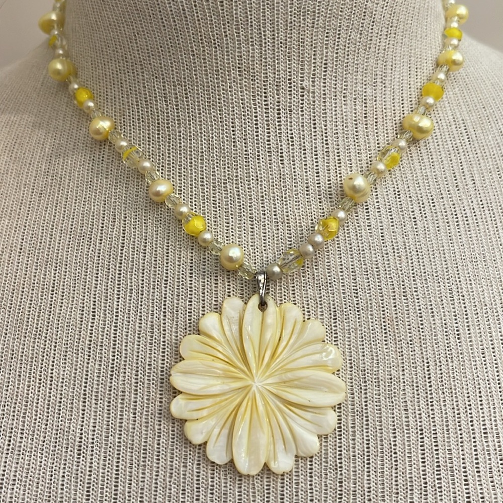 Vintage Yellow Carved Mother of Pearl Flower Pendant & Real Pearl Necklace - Picture 9 of 15